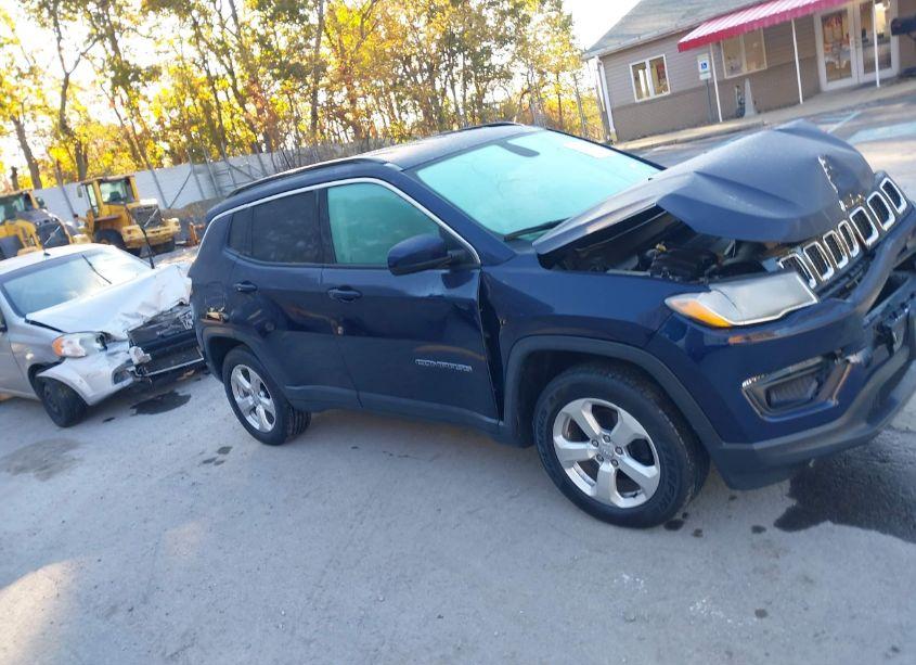 2018 Jeep Compass LATITUDE 4X4 (VIN 3C4NJDBBXJT108008) main photo