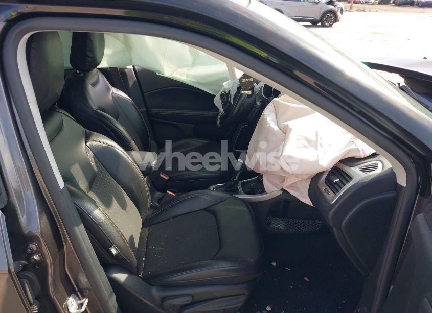 Photo 5 of 2018 Jeep Compass LATITUDE 4X4 (VIN 3C4NJDBBXJT116187)