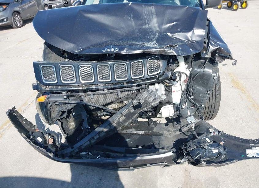 Photo 6 of 2018 Jeep Compass LATITUDE 4X4 (VIN 3C4NJDBBXJT116187)