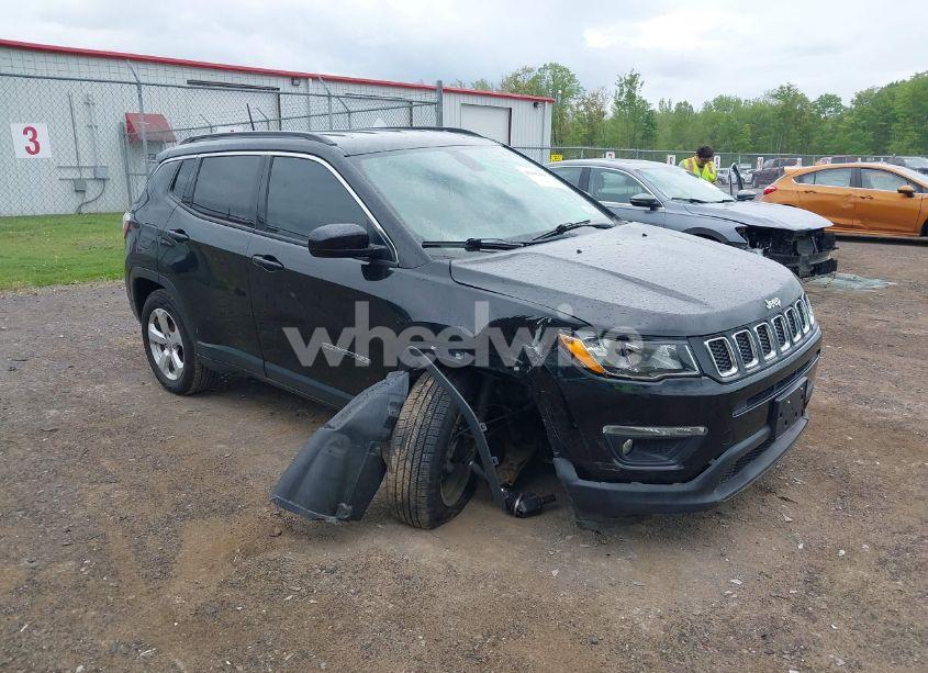 2018 Jeep Compass LATITUDE 4X4 (VIN 3C4NJDBBXJT199927) main photo