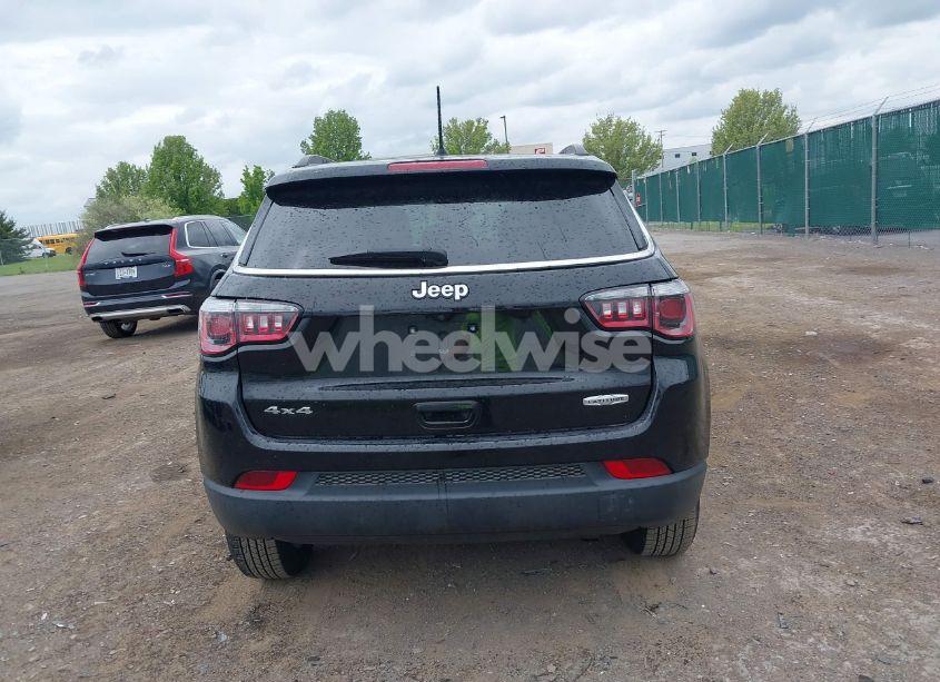 Photo 16 of 2018 Jeep Compass LATITUDE 4X4 (VIN 3C4NJDBBXJT199927)