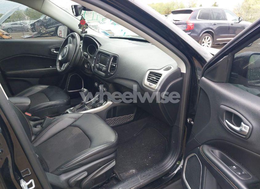 Photo 5 of 2018 Jeep Compass LATITUDE 4X4 (VIN 3C4NJDBBXJT199927)