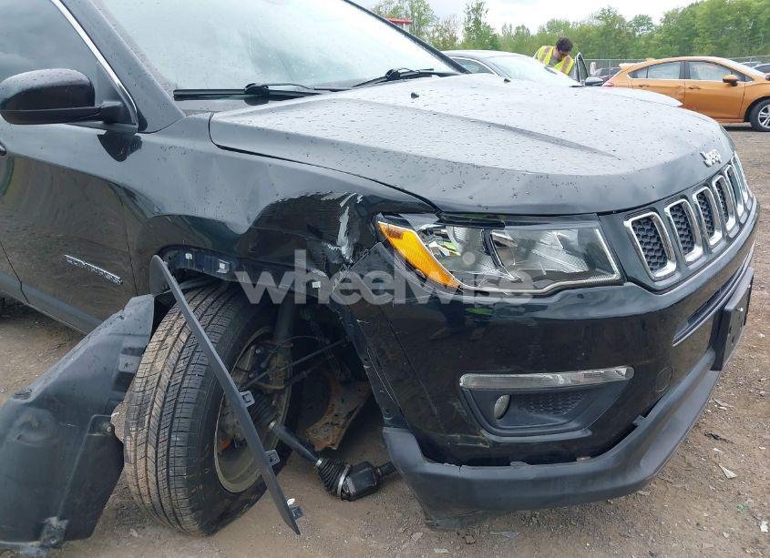 Photo 6 of 2018 Jeep Compass LATITUDE 4X4 (VIN 3C4NJDBBXJT199927)