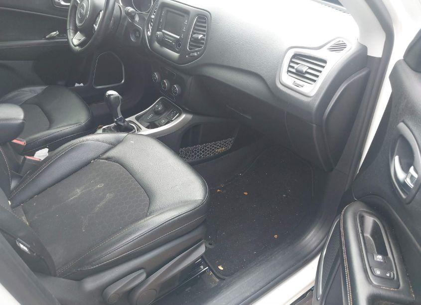 Photo 5 of 2018 Jeep Compass LATITUDE 4X4 (VIN 3C4NJDBBXJT314591)