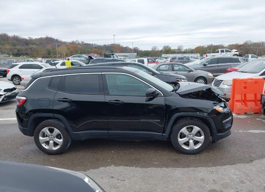 Photo 14 of 2018 Jeep Compass LATITUDE 4X4 (VIN 3C4NJDBBXJT349793)