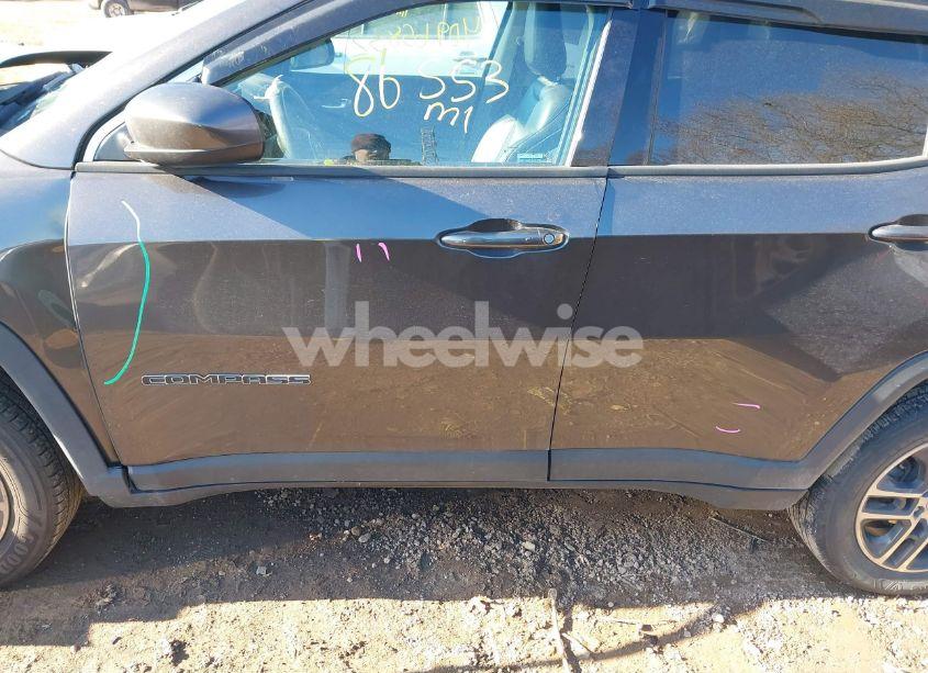 Photo 14 of 2018 Jeep Compass LATITUDE 4X4 (VIN 3C4NJDBBXJT458268)