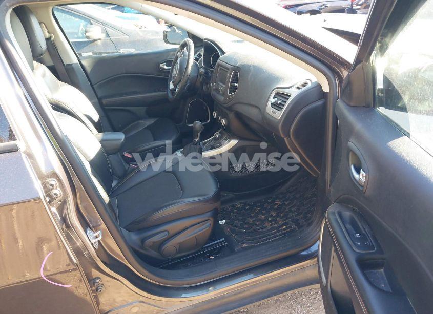 Photo 5 of 2018 Jeep Compass LATITUDE 4X4 (VIN 3C4NJDBBXJT458268)