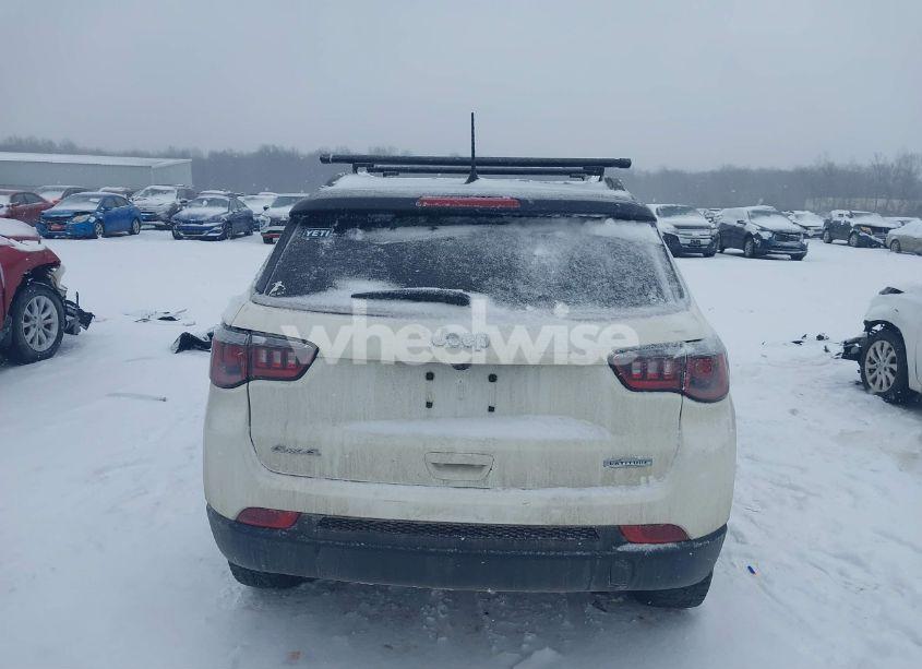 Photo 16 of 2018 Jeep Compass LATITUDE 4X4 (VIN 3C4NJDBBXJT480268)