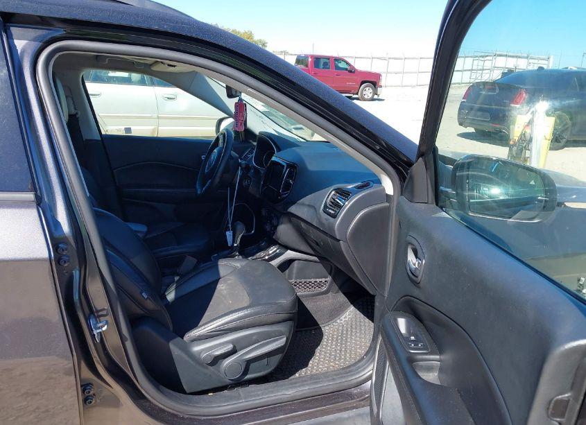 Photo 5 of 2019 Jeep Compass ALTITUDE 4X4 (VIN 3C4NJDBBXKT630963)