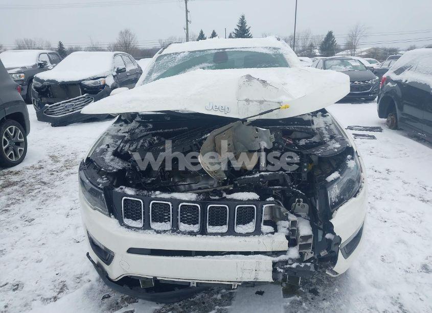 Photo 12 of 2019 Jeep Compass LATITUDE 4X4 (VIN 3C4NJDBBXKT647665)