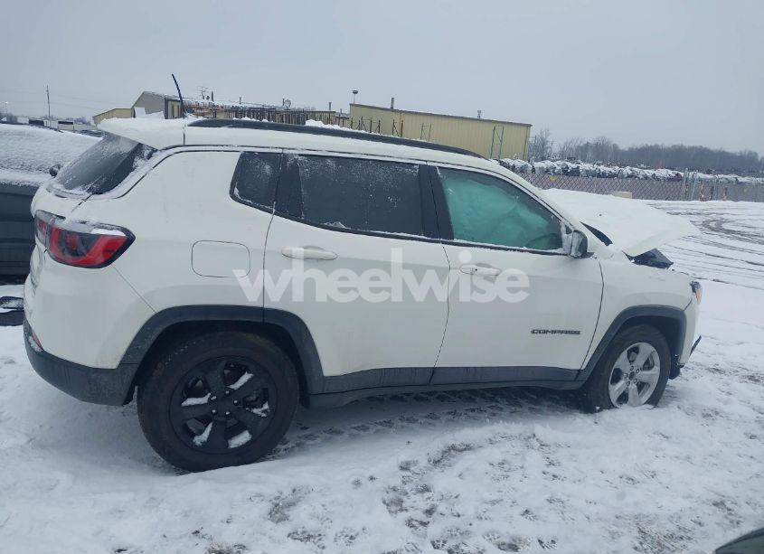 Photo 13 of 2019 Jeep Compass LATITUDE 4X4 (VIN 3C4NJDBBXKT647665)