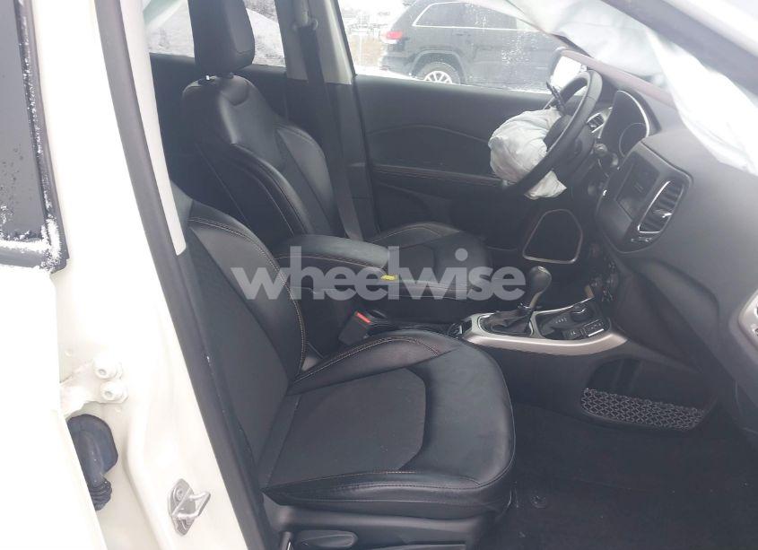 Photo 5 of 2019 Jeep Compass LATITUDE 4X4 (VIN 3C4NJDBBXKT647665)