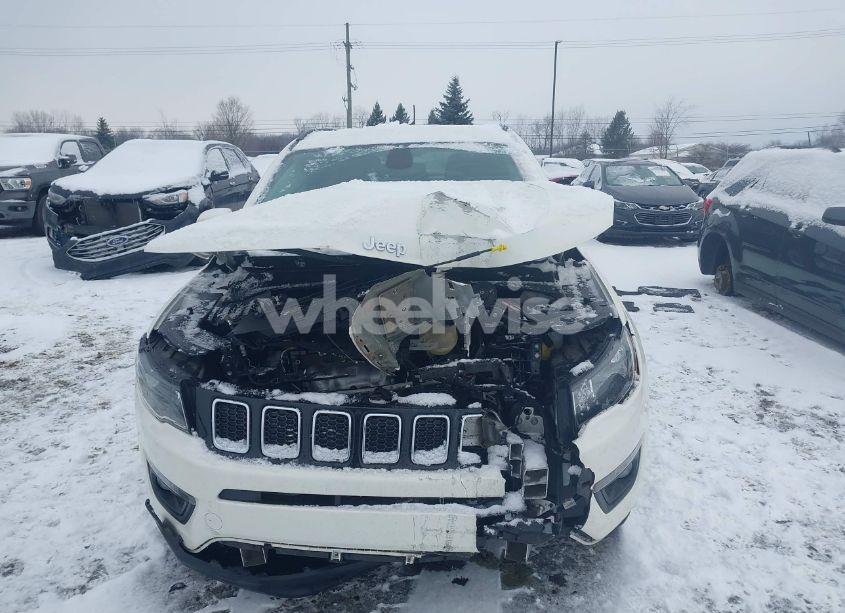 Photo 6 of 2019 Jeep Compass LATITUDE 4X4 (VIN 3C4NJDBBXKT647665)