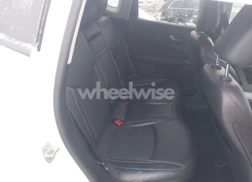 Photo 8 of 2019 Jeep Compass LATITUDE 4X4 (VIN 3C4NJDBBXKT647665)