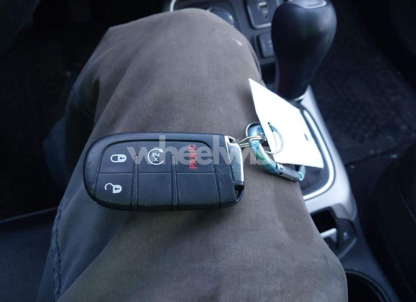 Photo 11 of 2019 Jeep Compass LATITUDE 4X4 (VIN 3C4NJDBBXKT724227)