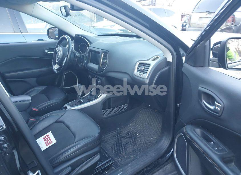 Photo 5 of 2019 Jeep Compass LATITUDE 4X4 (VIN 3C4NJDBBXKT724227)