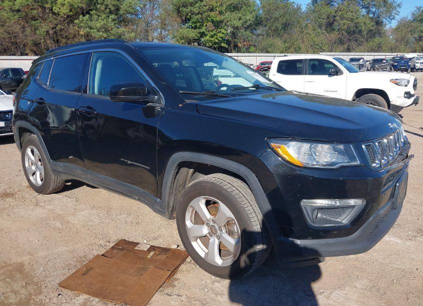 2019 Jeep Compass LATITUDE 4X4 (VIN 3C4NJDBBXKT818415) main photo