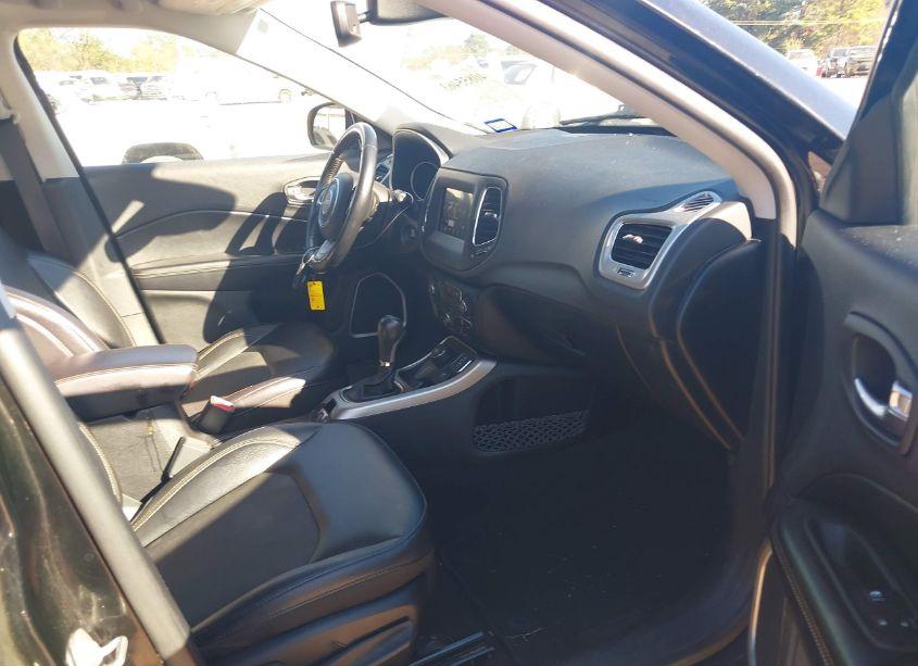 Photo 5 of 2019 Jeep Compass LATITUDE 4X4 (VIN 3C4NJDBBXKT818415)