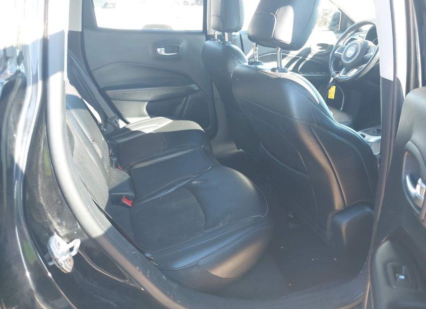 Photo 8 of 2019 Jeep Compass LATITUDE 4X4 (VIN 3C4NJDBBXKT818415)