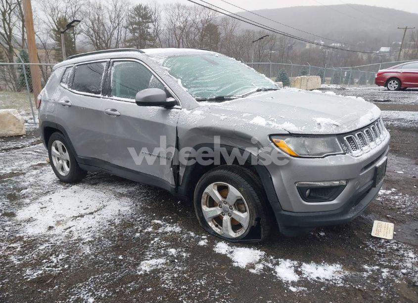 2019 Jeep Compass LATITUDE 4X4 (VIN 3C4NJDBBXKT834498) main photo
