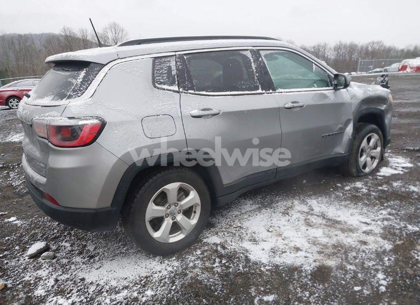 Photo 4 of 2019 Jeep Compass LATITUDE 4X4 (VIN 3C4NJDBBXKT834498)