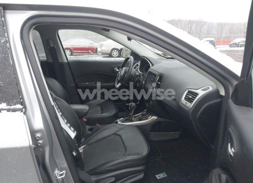 Photo 5 of 2019 Jeep Compass LATITUDE 4X4 (VIN 3C4NJDBBXKT834498)