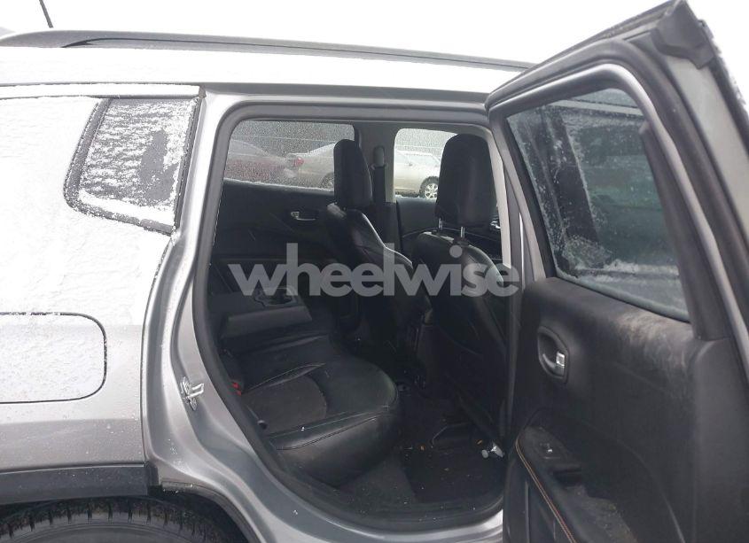 Photo 8 of 2019 Jeep Compass LATITUDE 4X4 (VIN 3C4NJDBBXKT834498)