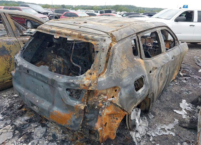 Photo 4 of 2020 Jeep Compass LATITUDE 4X4 (VIN 3C4NJDBBXLT143182)