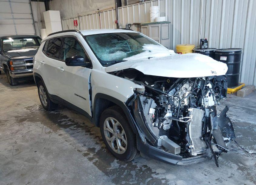 2024 Jeep Compass LATITUDE 4X4 (VIN 3C4NJDBN0RT119122) main photo