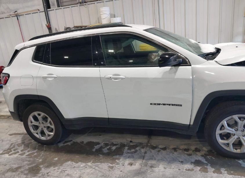 Photo 13 of 2024 Jeep Compass LATITUDE 4X4 (VIN 3C4NJDBN0RT119122)