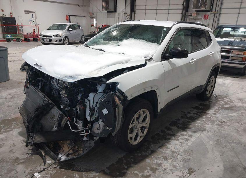 Photo 2 of 2024 Jeep Compass LATITUDE 4X4 (VIN 3C4NJDBN0RT119122)