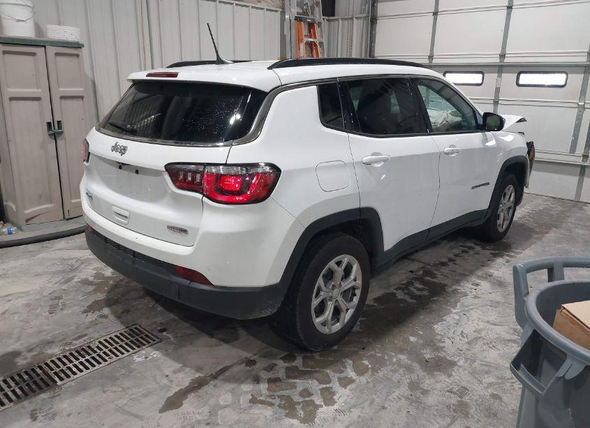Photo 4 of 2024 Jeep Compass LATITUDE 4X4 (VIN 3C4NJDBN0RT119122)