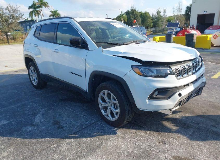 2024 Jeep Compass LATITUDE 4X4 (VIN 3C4NJDBN0RT604330) main photo