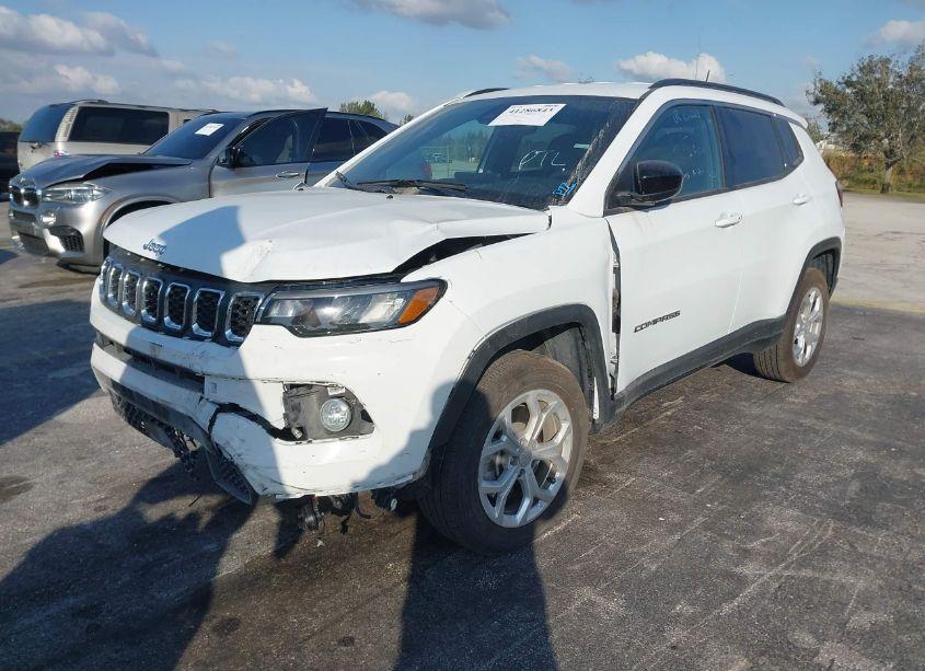 Photo 2 of 2024 Jeep Compass LATITUDE 4X4 (VIN 3C4NJDBN0RT604330)
