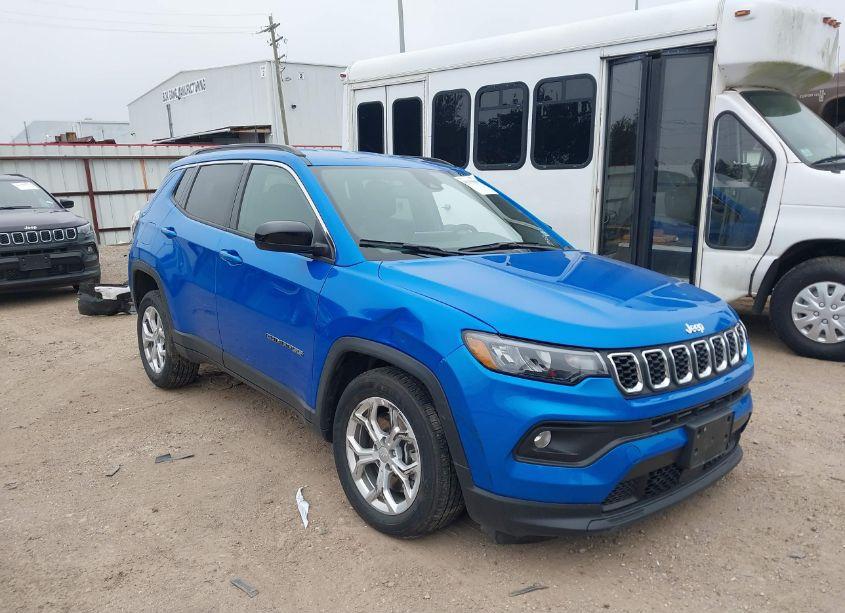 2024 Jeep Compass LATITUDE 4X4 (VIN 3C4NJDBN1RT119372) main photo