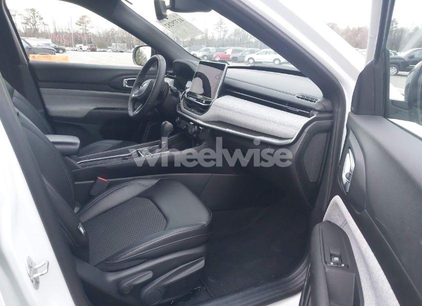 Photo 5 of 2024 Jeep Compass LATITUDE 4X4 (VIN 3C4NJDBN2RT604474)