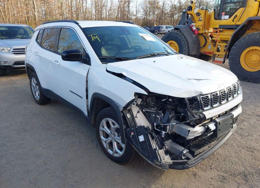 2024 Jeep Compass LATITUDE 4X4 (VIN 3C4NJDBN3RT132995) main photo