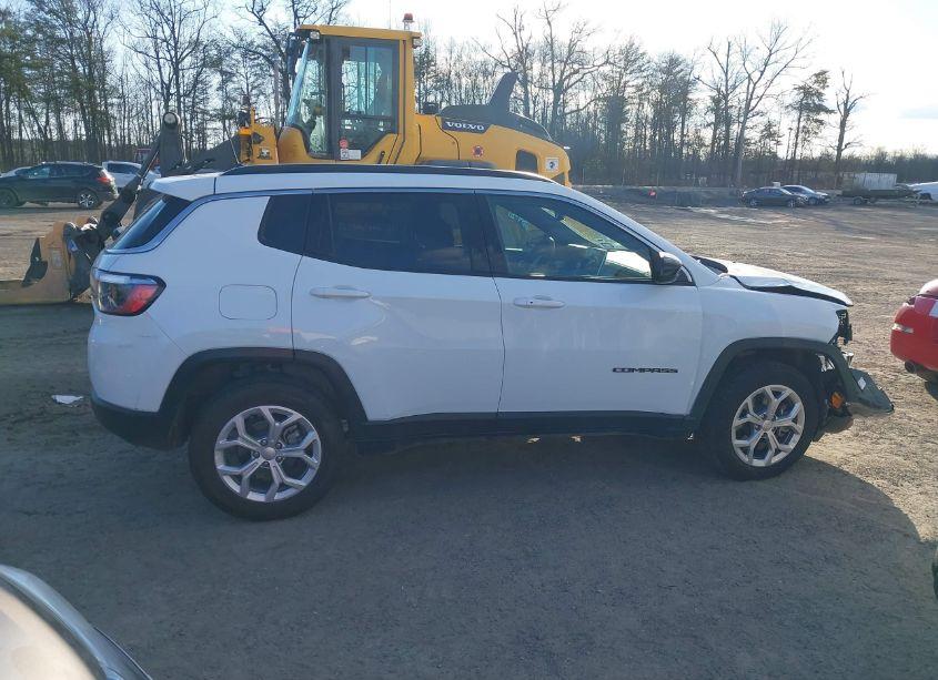 Photo 13 of 2024 Jeep Compass LATITUDE 4X4 (VIN 3C4NJDBN3RT132995)