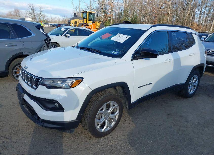 Photo 2 of 2024 Jeep Compass LATITUDE 4X4 (VIN 3C4NJDBN3RT132995)