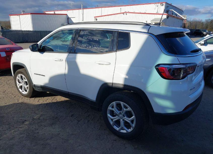 Photo 3 of 2024 Jeep Compass LATITUDE 4X4 (VIN 3C4NJDBN3RT132995)