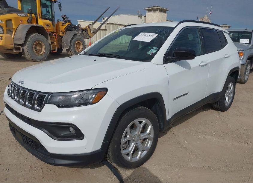 Photo 2 of 2024 Jeep Compass LATITUDE 4X4 (VIN 3C4NJDBN4RT110777)