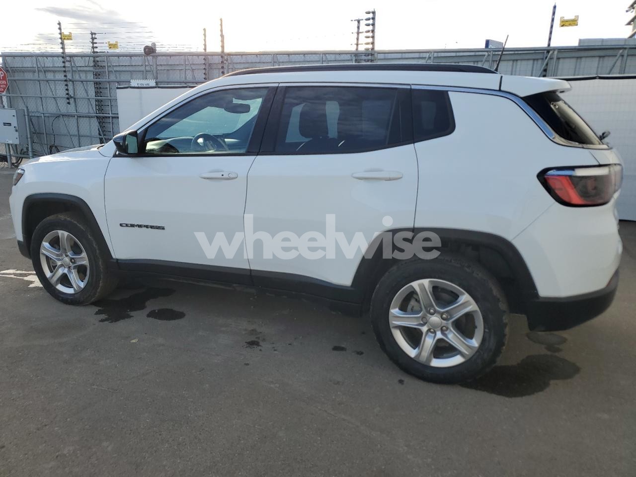Photo 2 of 2023 JEEP COMPASS LATITUDE N/A (VIN 3C4NJDBN6PT511938)