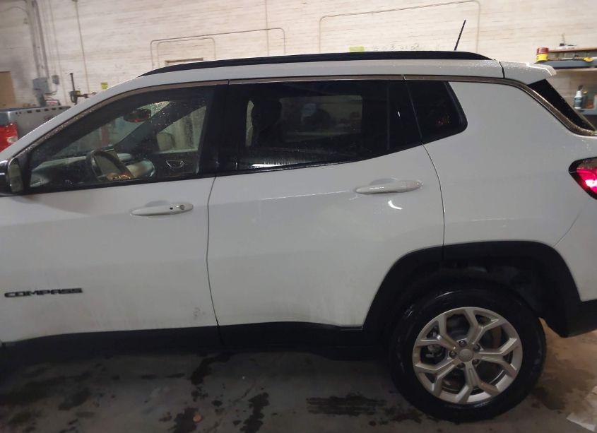 Photo 14 of 2024 Jeep Compass LATITUDE 4X4 (VIN 3C4NJDBN6RT117732)