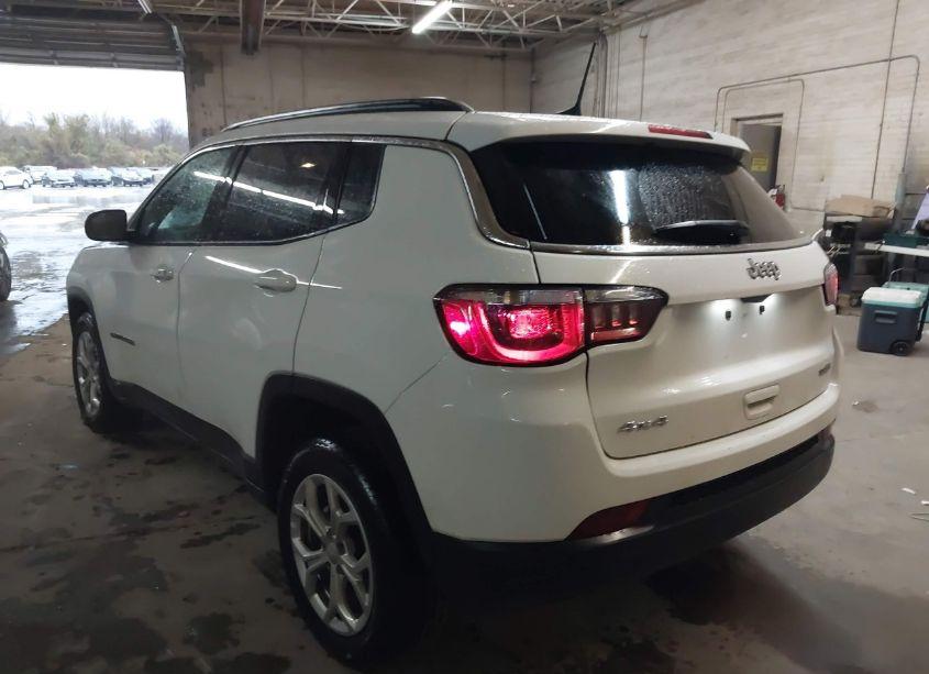 Photo 3 of 2024 Jeep Compass LATITUDE 4X4 (VIN 3C4NJDBN6RT117732)