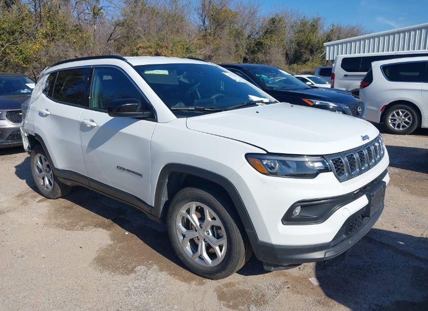 2024 Jeep Compass LATITUDE 4X4 (VIN 3C4NJDBN7RT117156) main photo