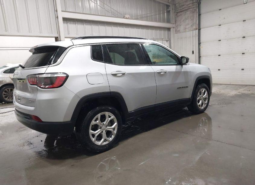 Photo 4 of 2024 Jeep Compass LATITUDE 4X4 (VIN 3C4NJDBN8RT117912)