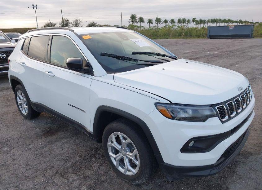 2024 Jeep Compass LATITUDE 4X4 (VIN 3C4NJDBN8RT130658) main photo