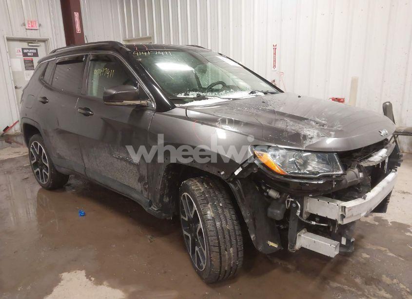 2018 Jeep Compass LIMITED 4X4 (VIN 3C4NJDCB4JT298239) main photo