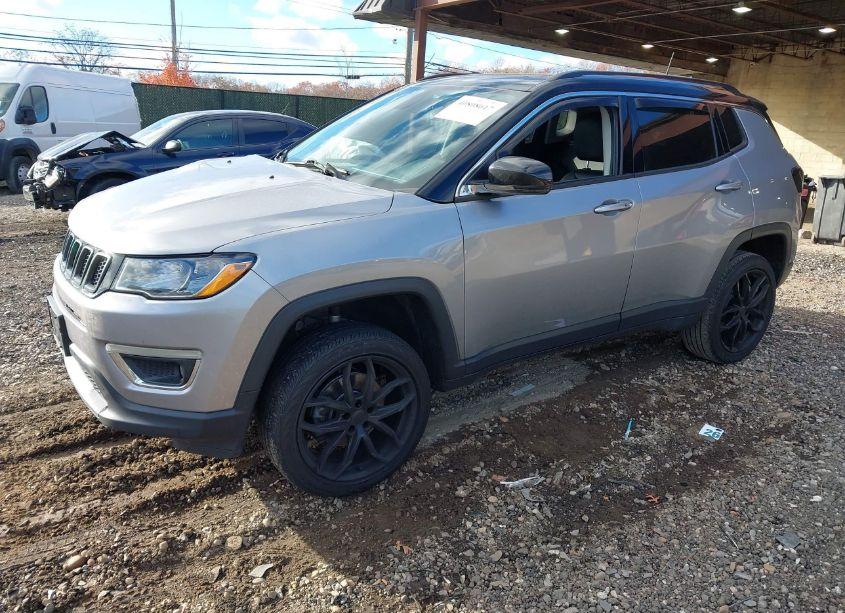 Photo 2 of 2018 Jeep Compass LIMITED 4X4 (VIN 3C4NJDCB9JT483581)