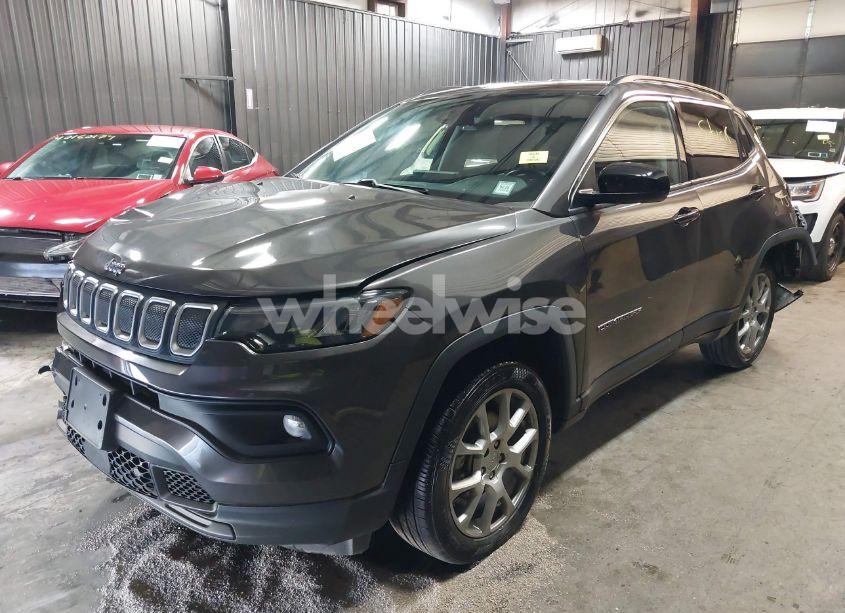 Photo 2 of 2022 Jeep Compass LATITUDE LUX 4X4 (VIN 3C4NJDFB0NT117963)